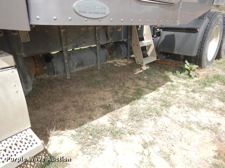 image for item DK9891 2010 Peterbilt 384 semi truck