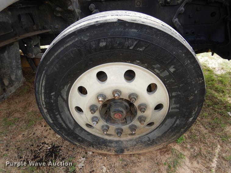 image for item DK9891 2010 Peterbilt 384 semi truck