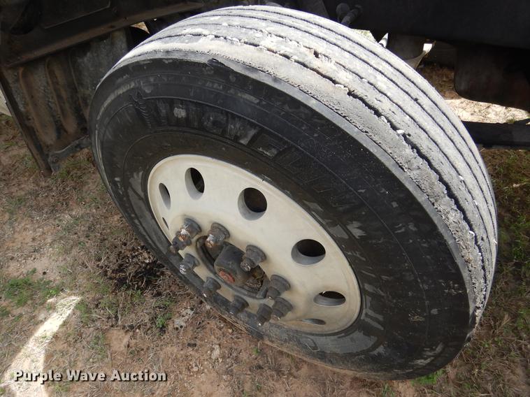 image for item DK9891 2010 Peterbilt 384 semi truck