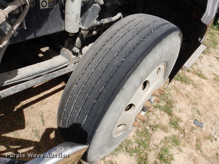 image for item DK9891 2010 Peterbilt 384 semi truck