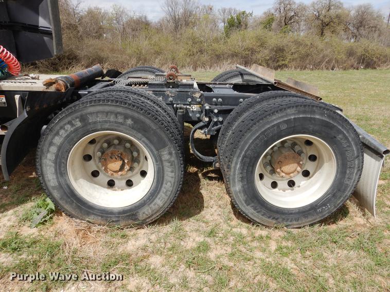 image for item DK9891 2010 Peterbilt 384 semi truck