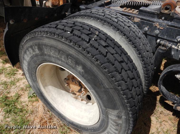 image for item DK9891 2010 Peterbilt 384 semi truck