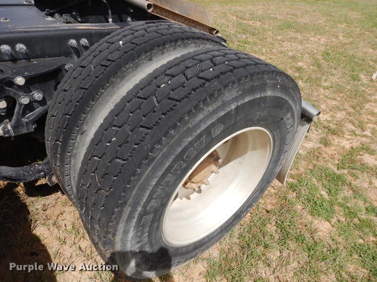 image for item DK9891 2010 Peterbilt 384 semi truck