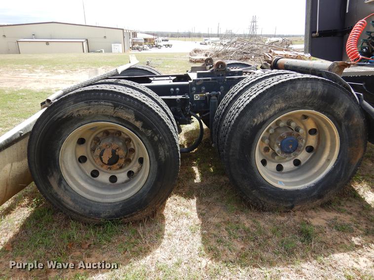 image for item DK9891 2010 Peterbilt 384 semi truck