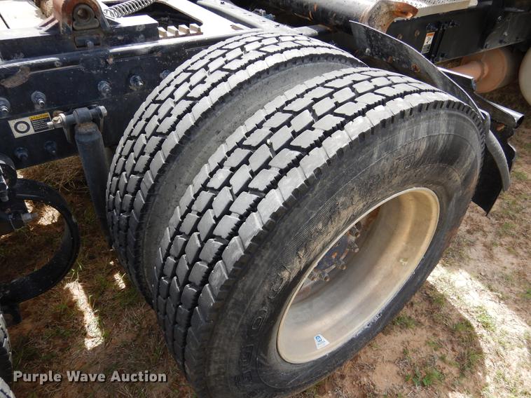 image for item DK9891 2010 Peterbilt 384 semi truck