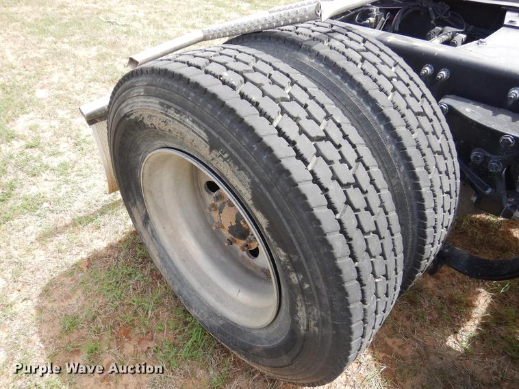 image for item DK9891 2010 Peterbilt 384 semi truck