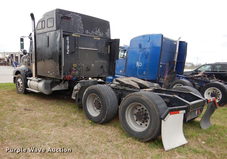 image for item DK9892 2007 International 9400i semi truck