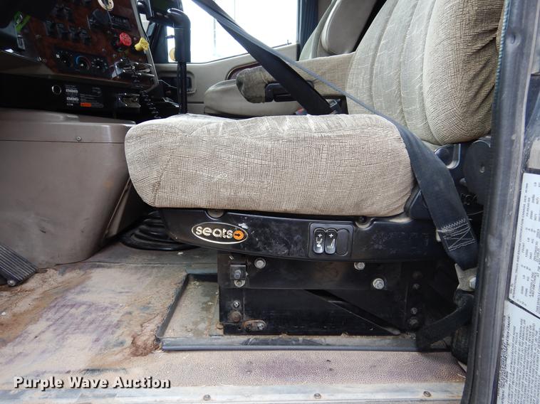 image for item DK9892 2007 International 9400i semi truck