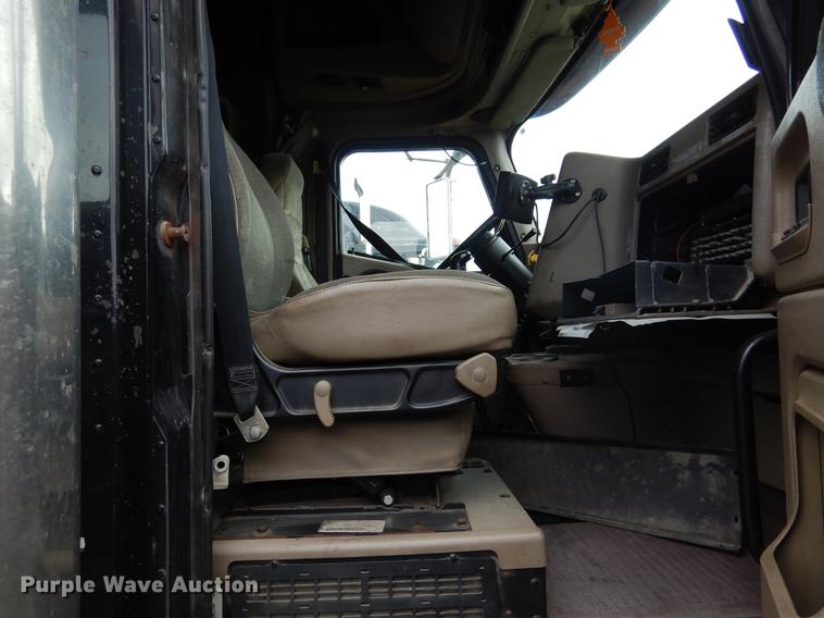 image for item DK9892 2007 International 9400i semi truck