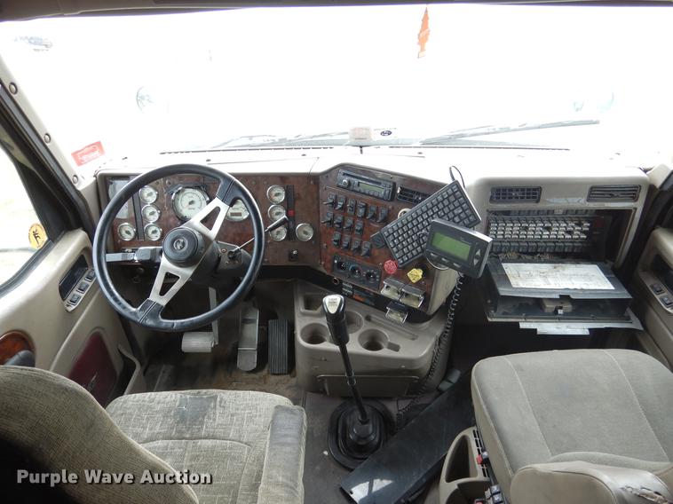 image for item DK9892 2007 International 9400i semi truck