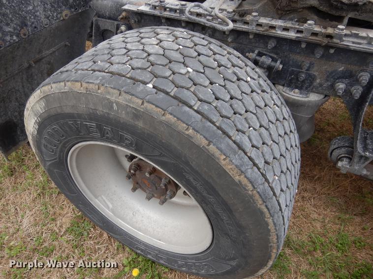 image for item DK9892 2007 International 9400i semi truck