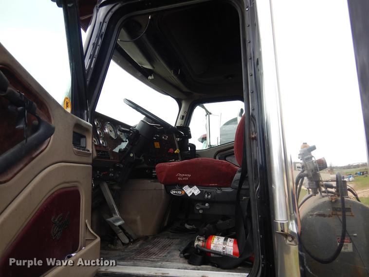 image for item DK9893 2007 International 9400i semi truck