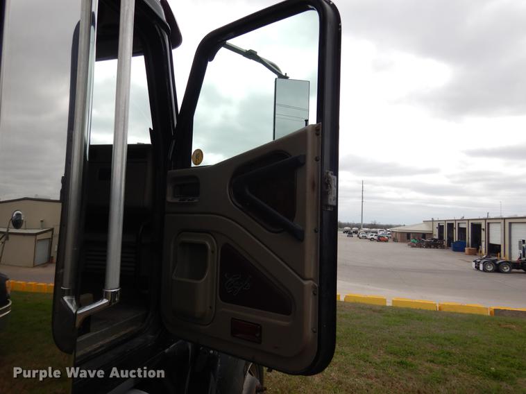 image for item DK9893 2007 International 9400i semi truck