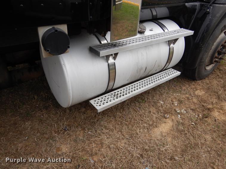 image for item DK9893 2007 International 9400i semi truck