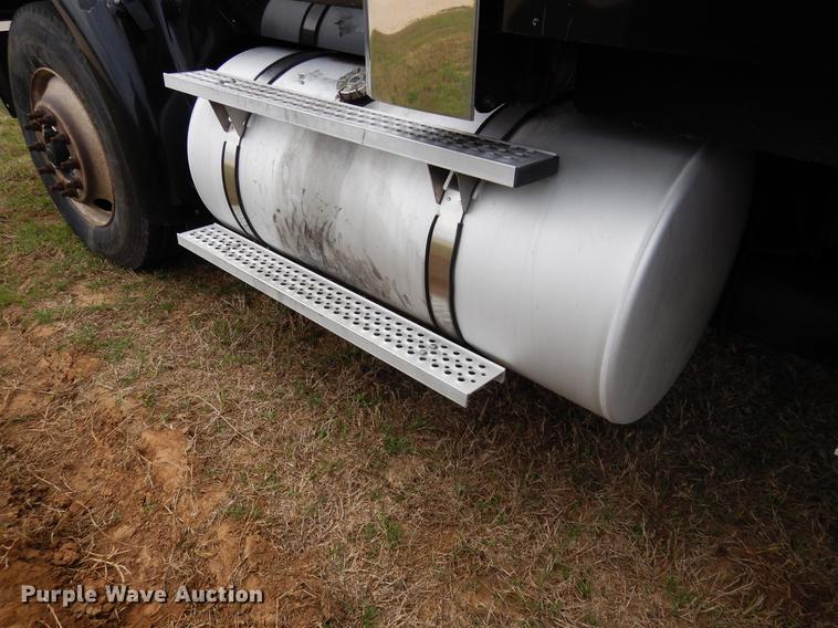 image for item DK9893 2007 International 9400i semi truck