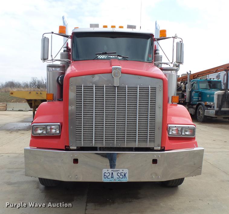 image for item DS9564 1997 Kenworth T800 semi truck