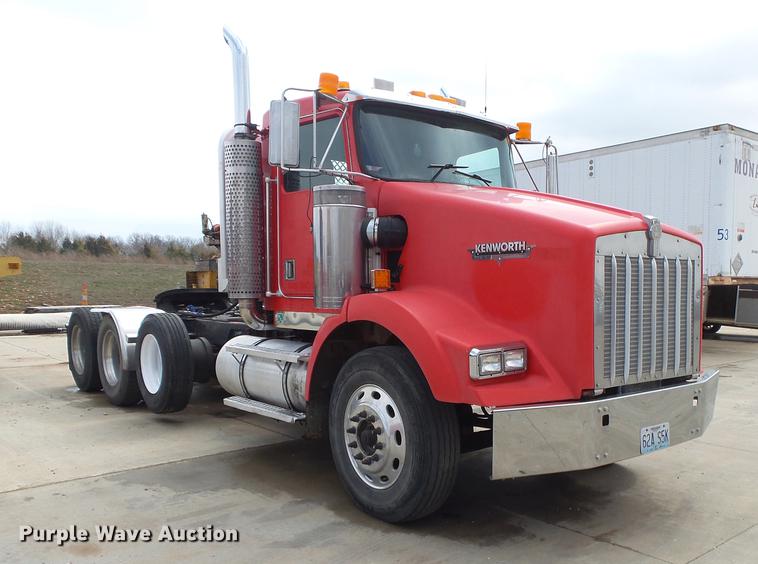 image for item DS9564 1997 Kenworth T800 semi truck