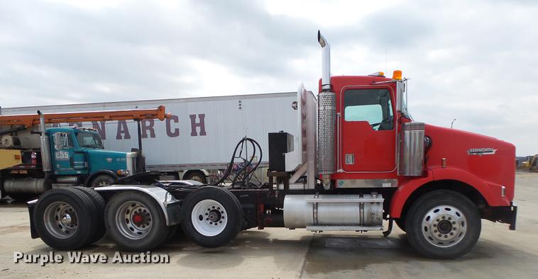 image for item DS9564 1997 Kenworth T800 semi truck