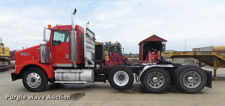 image for item DS9564 1997 Kenworth T800 semi truck