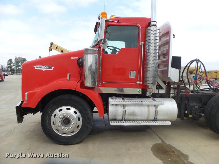 image for item DS9564 1997 Kenworth T800 semi truck
