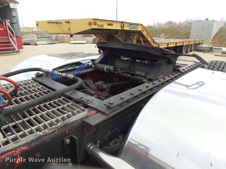 image for item DS9564 1997 Kenworth T800 semi truck