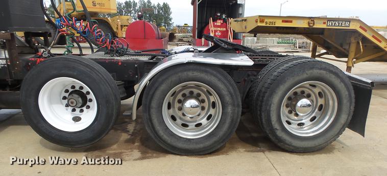 image for item DS9564 1997 Kenworth T800 semi truck