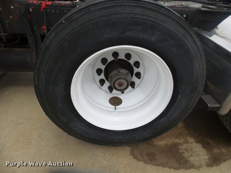 image for item DS9564 1997 Kenworth T800 semi truck