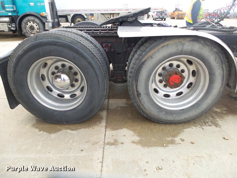 image for item DS9564 1997 Kenworth T800 semi truck