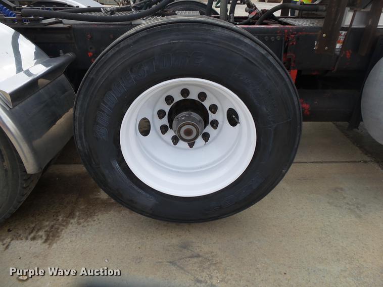 image for item DS9564 1997 Kenworth T800 semi truck