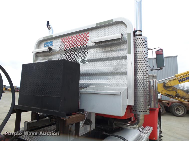 image for item DS9564 1997 Kenworth T800 semi truck