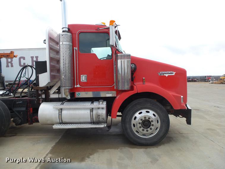 image for item DS9564 1997 Kenworth T800 semi truck