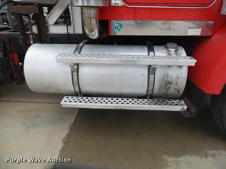 image for item DS9564 1997 Kenworth T800 semi truck