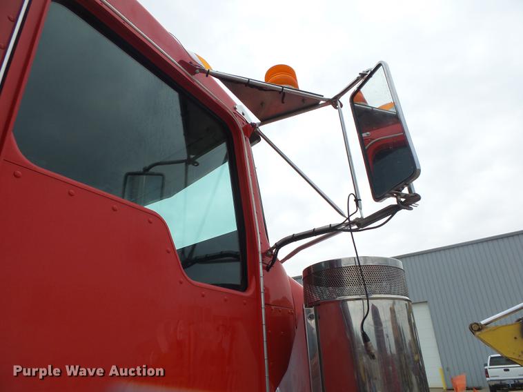 image for item DS9564 1997 Kenworth T800 semi truck