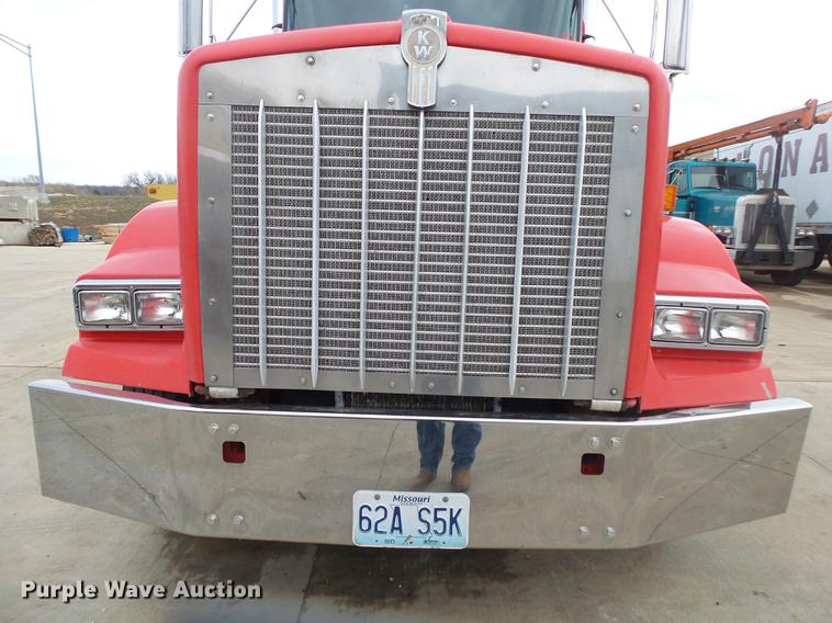 image for item DS9564 1997 Kenworth T800 semi truck