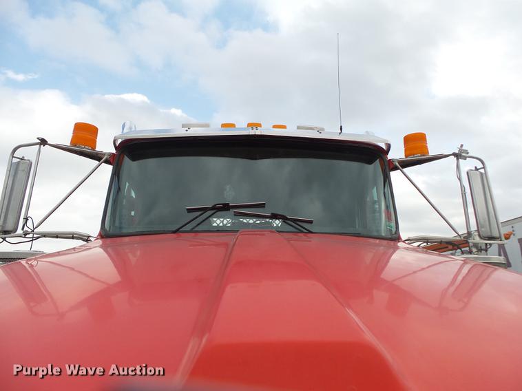 image for item DS9564 1997 Kenworth T800 semi truck