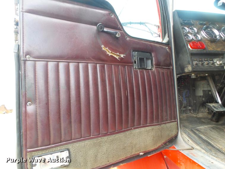 image for item DS9564 1997 Kenworth T800 semi truck