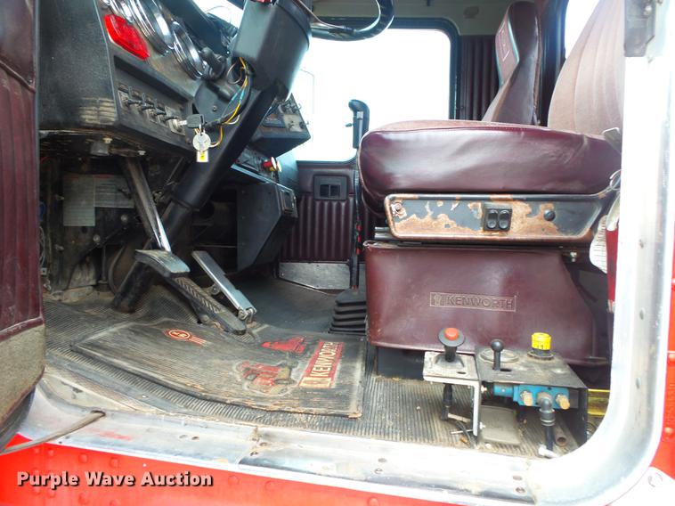 image for item DS9564 1997 Kenworth T800 semi truck