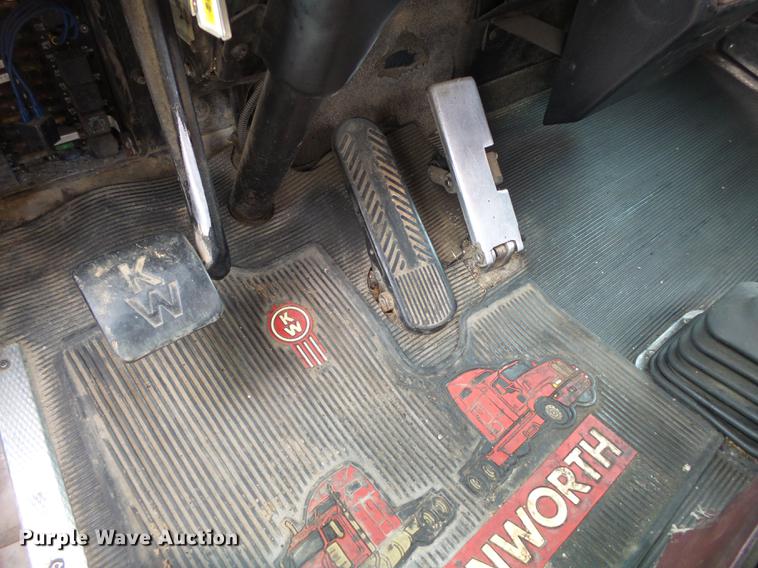 image for item DS9564 1997 Kenworth T800 semi truck