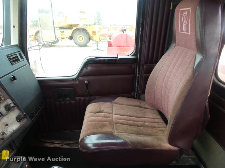 image for item DS9564 1997 Kenworth T800 semi truck