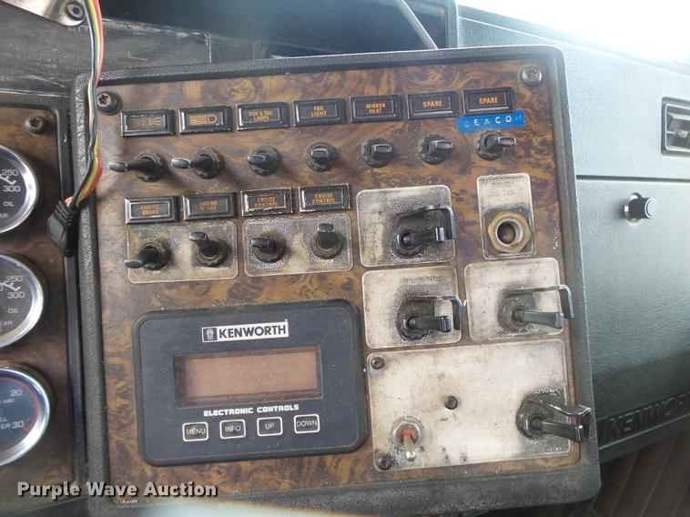 image for item DS9564 1997 Kenworth T800 semi truck