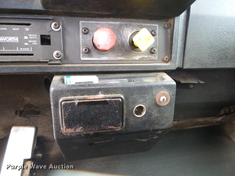 image for item DS9564 1997 Kenworth T800 semi truck