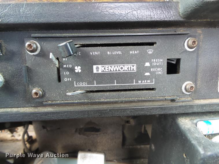 image for item DS9564 1997 Kenworth T800 semi truck