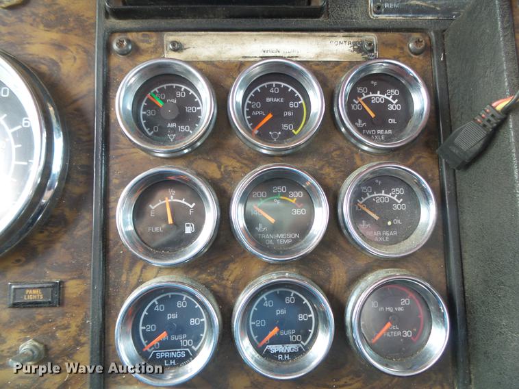 image for item DS9564 1997 Kenworth T800 semi truck