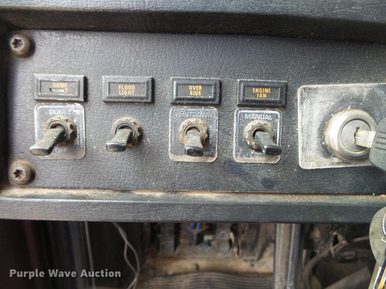 image for item DS9564 1997 Kenworth T800 semi truck