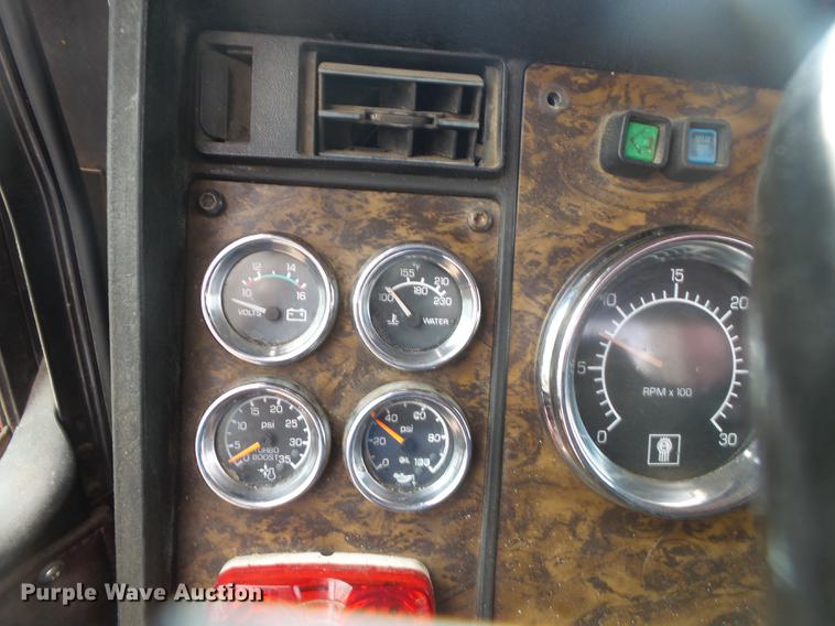 image for item DS9564 1997 Kenworth T800 semi truck