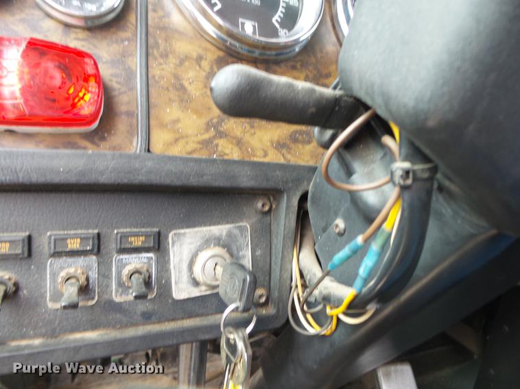 image for item DS9564 1997 Kenworth T800 semi truck