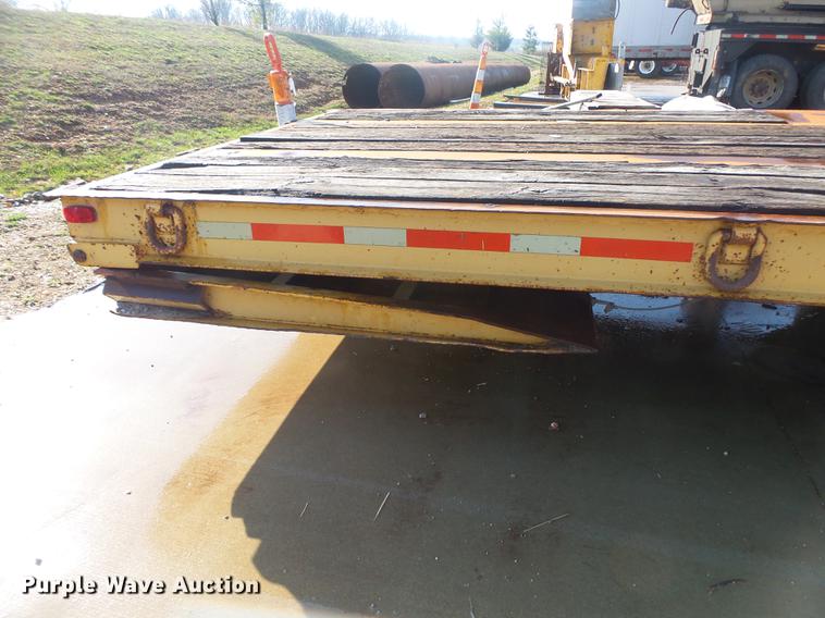 image for item DS9565 1986 Hyster drop deck trailer