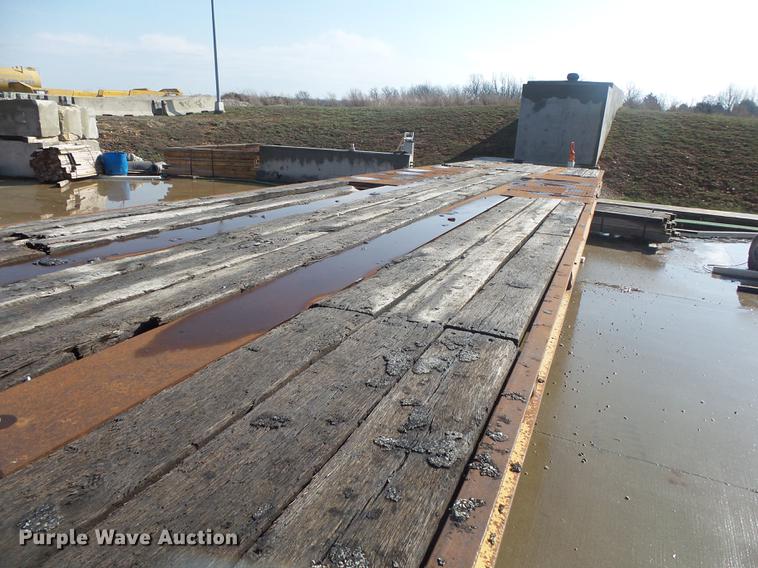 image for item DS9565 1986 Hyster drop deck trailer