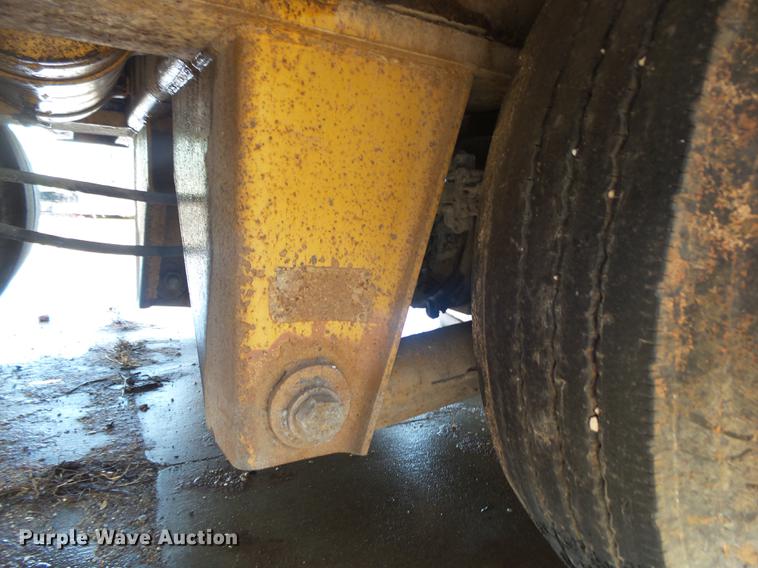 image for item DS9565 1986 Hyster drop deck trailer