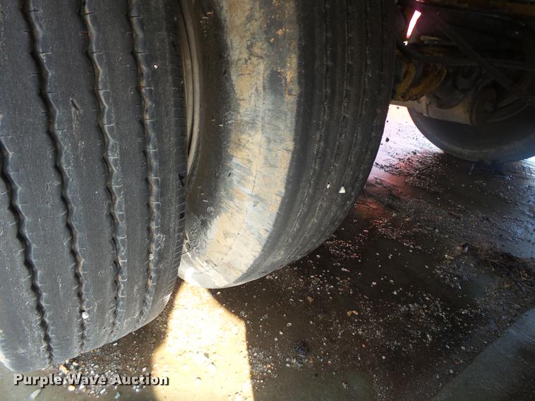 image for item DS9565 1986 Hyster drop deck trailer